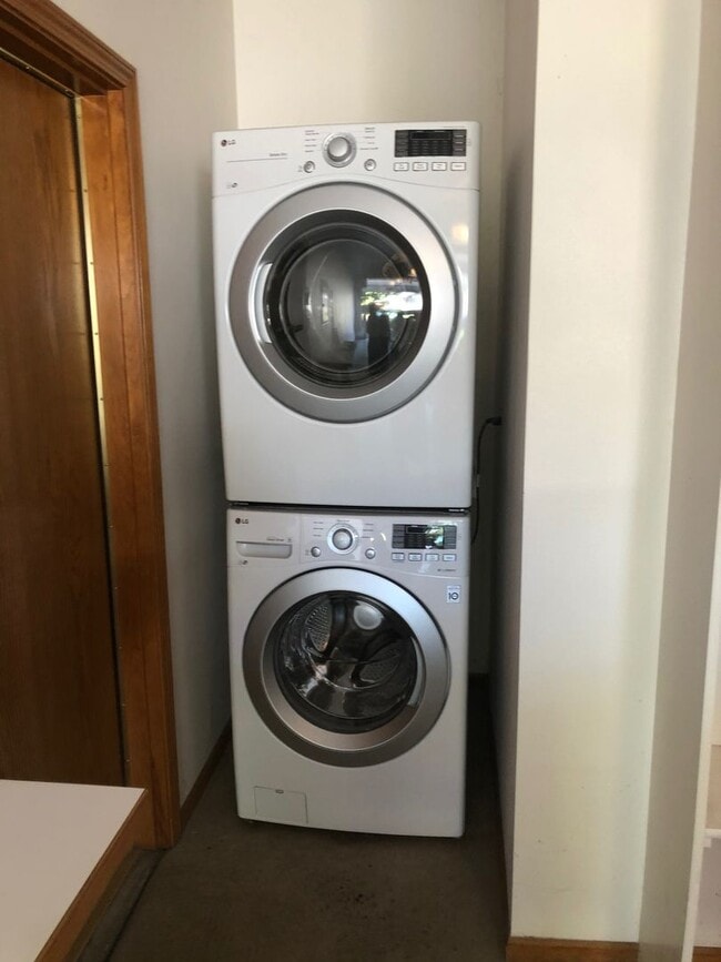 Foto del edificio - 1880 Lake Cove Ave