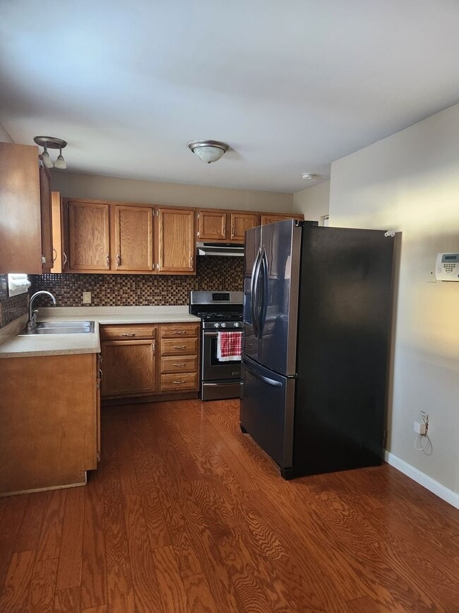 Building Photo - 819 Donnelly St