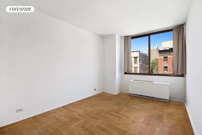 Foto del edificio - 393 W 49th St