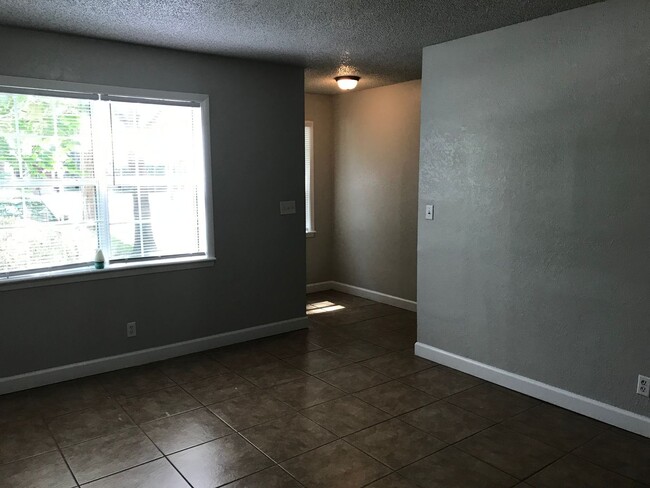 Building Photo - 2 Bedroom/1.5 Bath Townhome