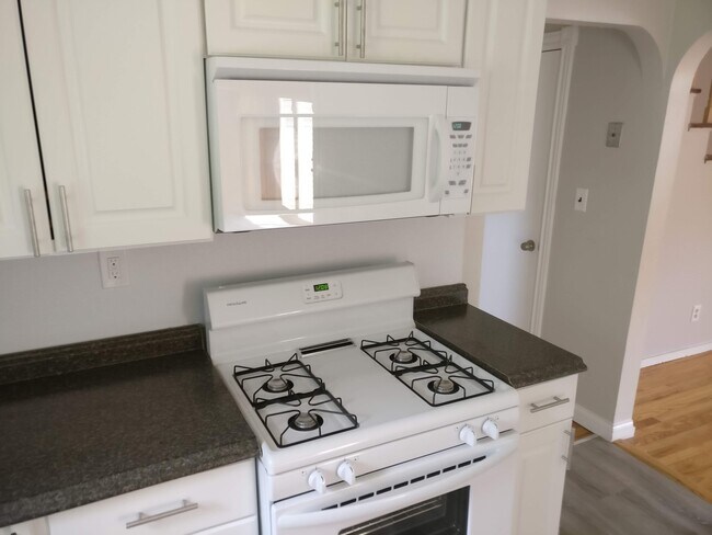 Foto del edificio - 4-Bedroom Home for Rent Summer 2026