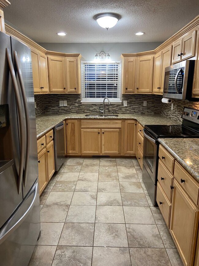 Foto del edificio - 918 Lindsey - Showings start 6/19/24