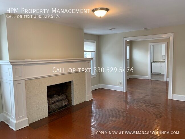 Building Photo - Upstairs Two Bedroom Apartment!