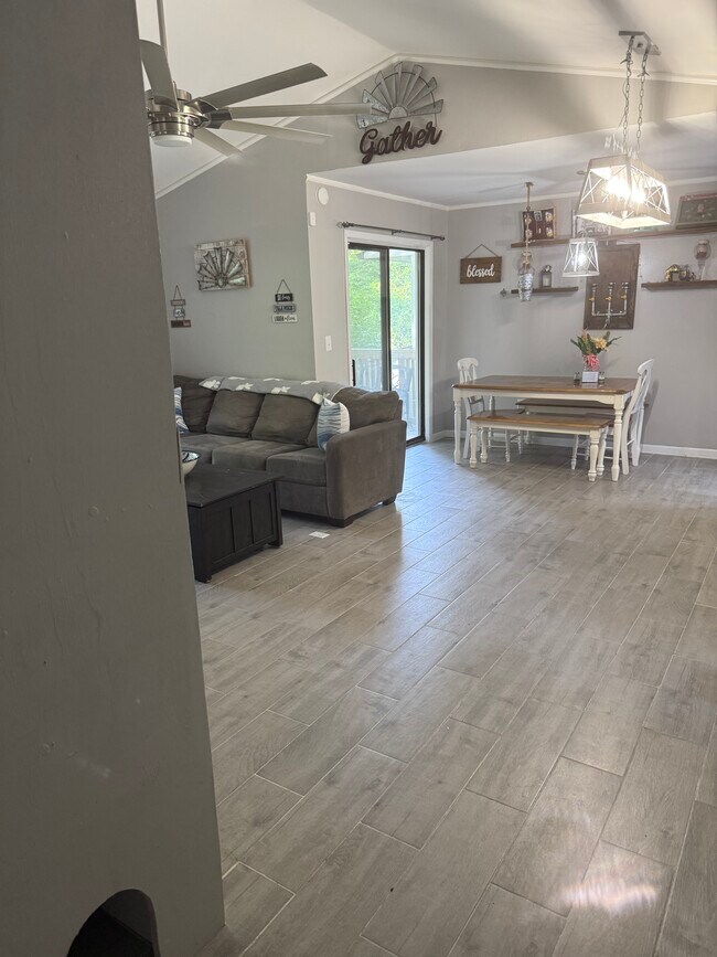 Sala de estar y comedor de concepto abierto - 109 Cedar Ridge Way