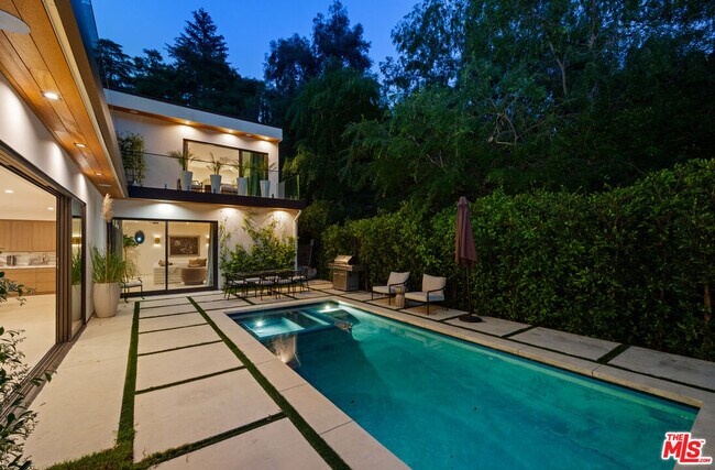 Foto del edificio - 1884 Laurel Canyon Rd