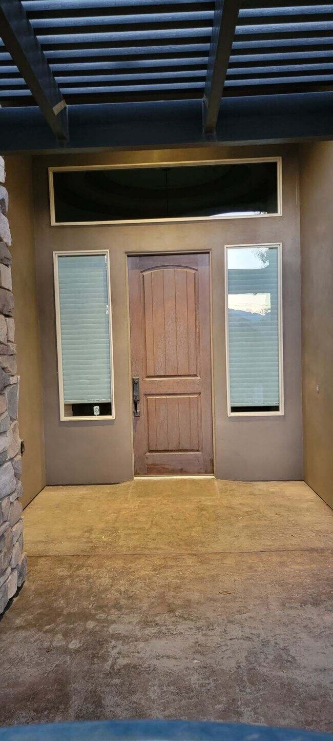 Front entry - 715 Rainier Dr