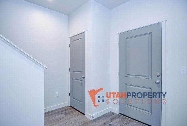 Building Photo - 1042 W 430 S