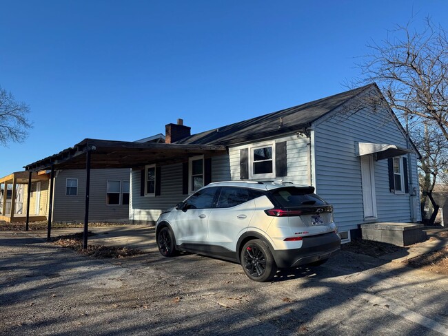 Building Photo - 2 Bedroom House With Carport