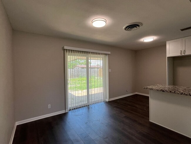 Building Photo - Remodeled 3 Bedroom 2 Bath Home