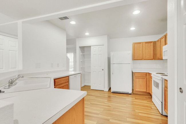 Building Photo - 5868 Biscay St