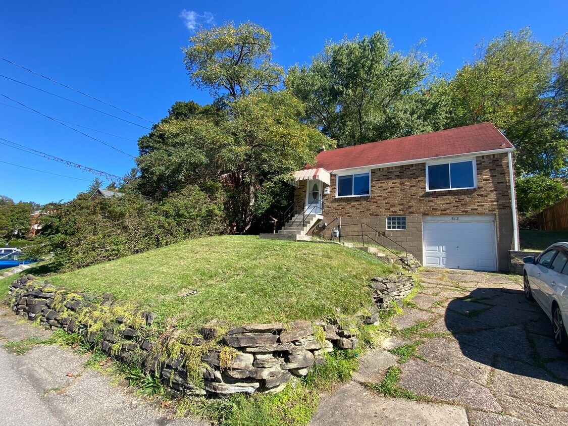 Primary Photo - Beautiful 3 Bedroom 2 Full Bathroom Home in Penn Hills - Available NOW!