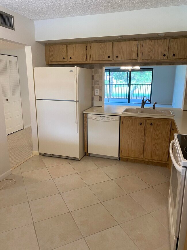 Foto del edificio - 12910 Briarlake Dr