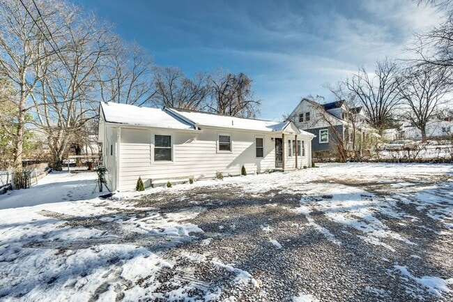 Foto del edificio - 3 Bed 2 Bath House w/Fenced Yard in East N...