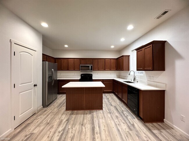 Building Photo - 4 br, 2.5 bath House - 508 Field Place Nor...