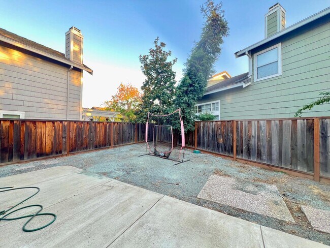 Building Photo - 479 Tioga Ct