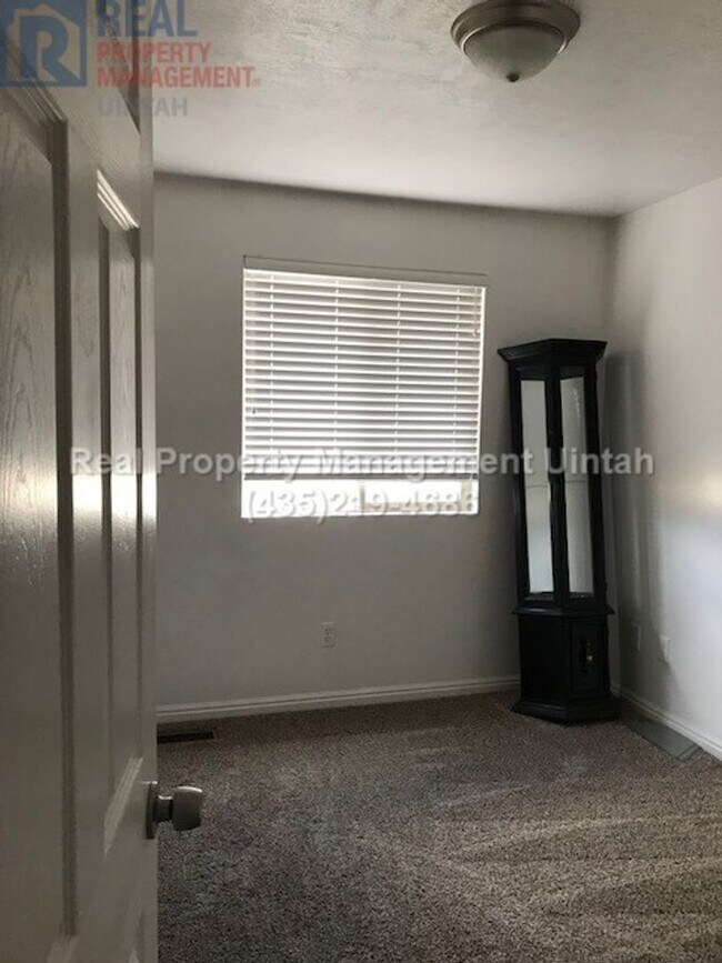 Building Photo - 3 bedroom 1.5  bath Town home