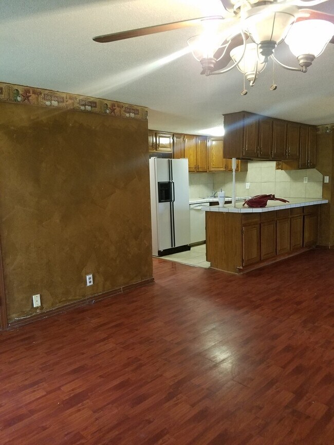 Building Photo - 1042 US-69