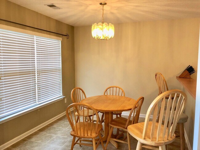 Foto del edificio - 3 Bedroom 2 Bath House in Quail Hill - Goo...