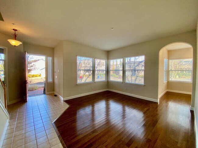 Building Photo - 979 Jasmine Ct