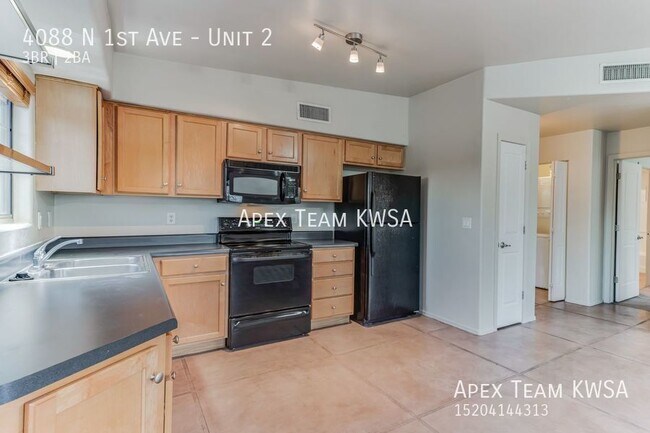 Building Photo - $1170 - Beautiful 3 Bed | 2 Bath Upstairs ...