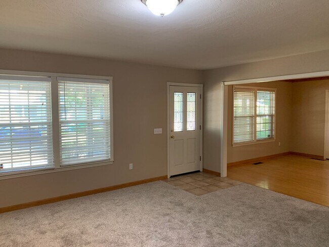 Building Photo - 4 Bedroom House with Great Floor Plan Clos...