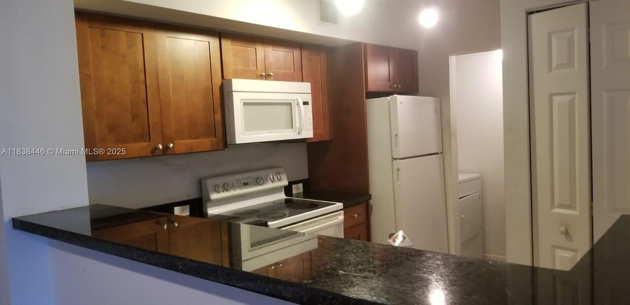 Foto principal - 11145 SW 6th St