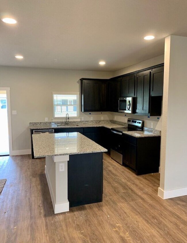 Building Photo - Beautiful Townhome