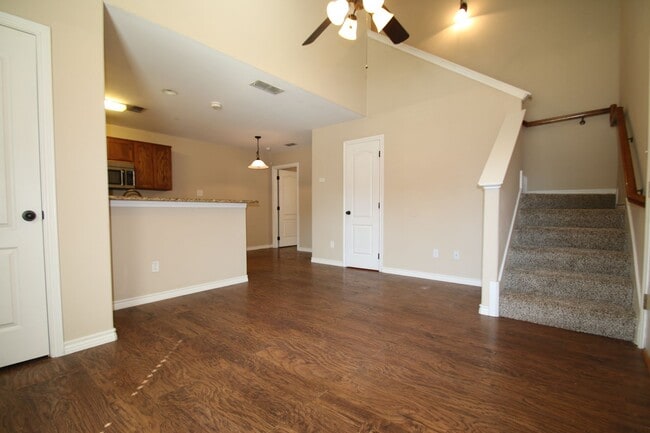 Foto del edificio - ~INVITING 3/2.5 Townhome Includes Granite in Kitchen & All Kitchen Appliances***Landscaping Inclu...
