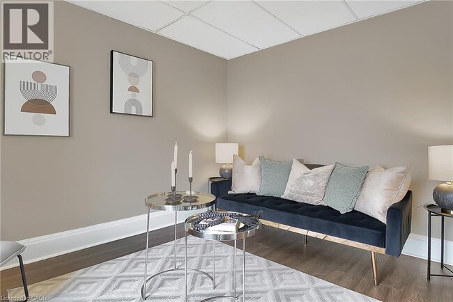 Photo du bâtiment - 211 Dolph St N