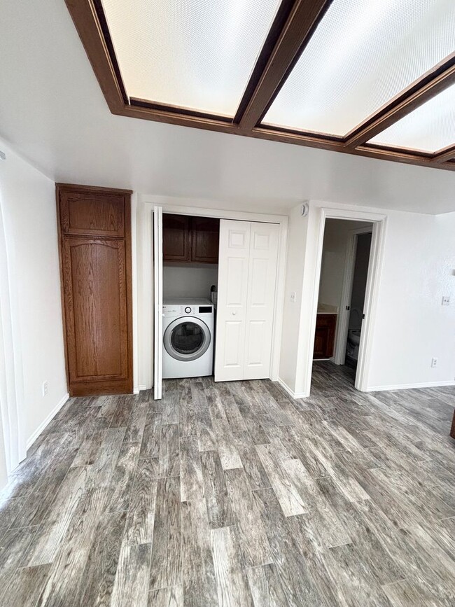 Building Photo - W807