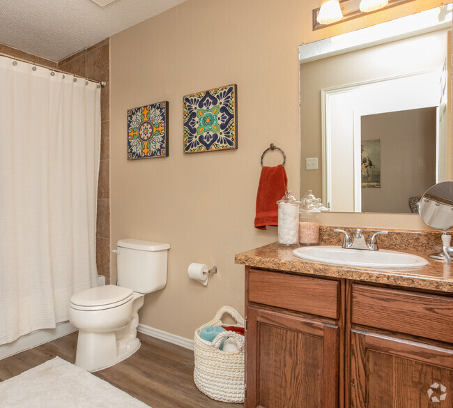 2BR, 2BA - 922SF Bathroom - Quail Creek