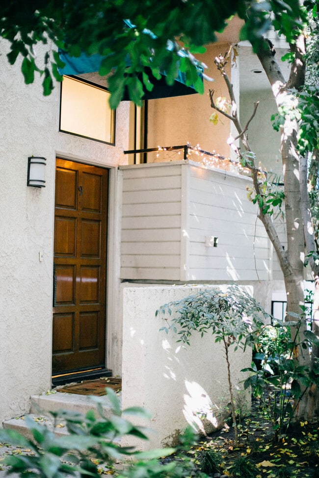 Building Photo - 4519 Coldwater Canyon Ave