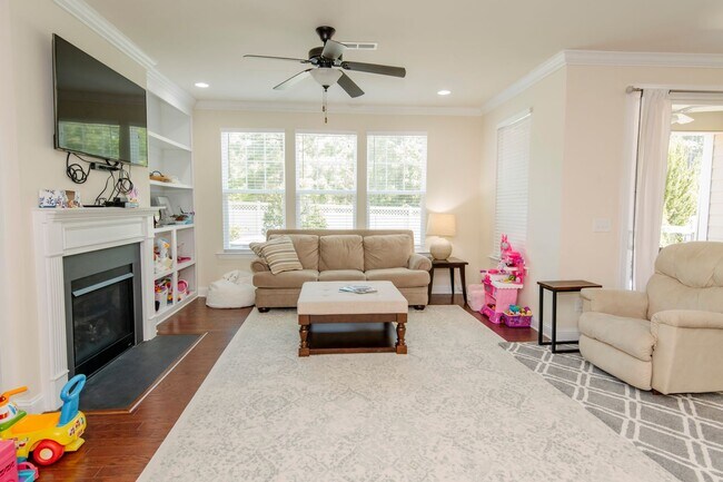 Foto del edificio - Beautiful 3 Bed/2.5 Bath Townhome Nestled ...