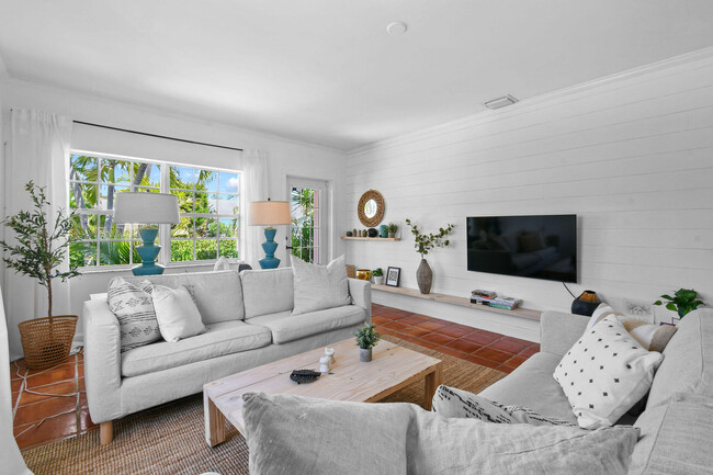 Building Photo - 815 N Ocean Breeze