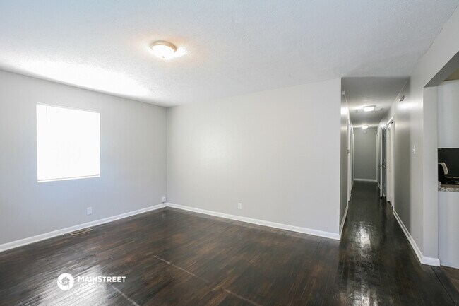 Foto del edificio - 5647 Rawles Ave