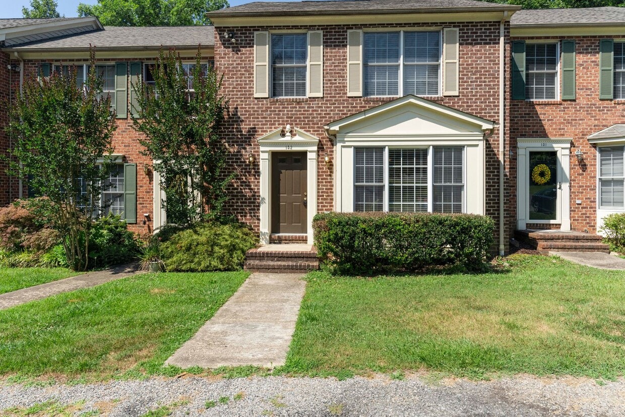 Primary Photo - Spacious Townhouse with Basement in Farmvi...