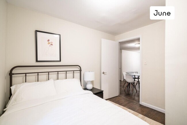 Foto del edificio - ROOM ONLY in 3-bed/1.0-bath Home