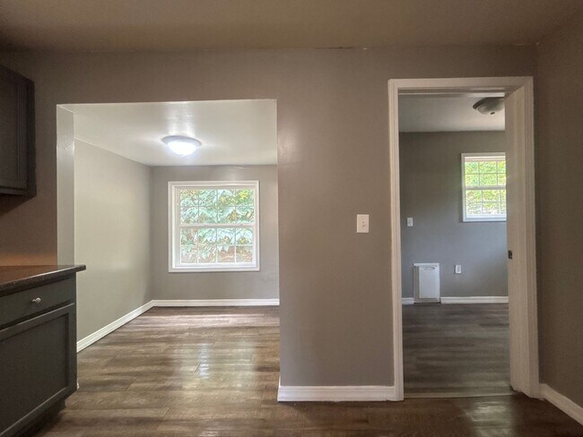 Building Photo - Adorable 3 bedroom 1 bath house