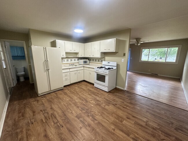 Building Photo - 3335 Hanover Dr