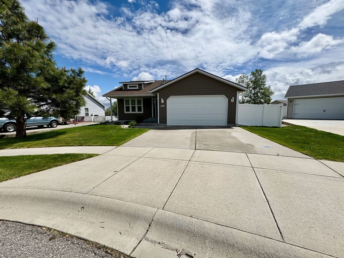 Primary Photo - Beautiful 3 bedroom 2 bathroom home locate...