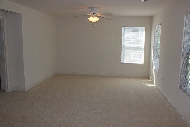 Building Photo - 3 Bedroom 3 Bathroom Apartment