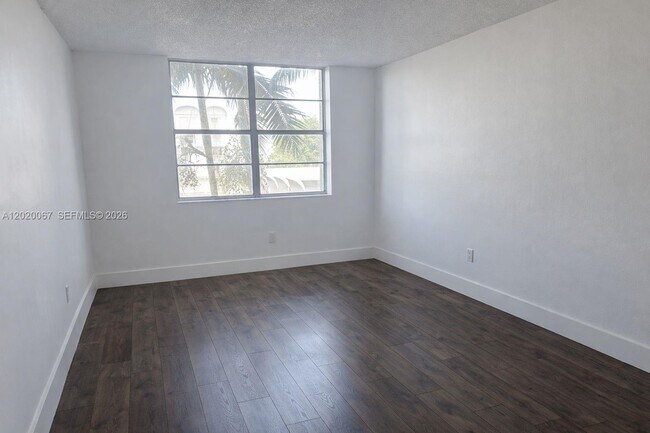 Foto del edificio - 496 NW 165th St