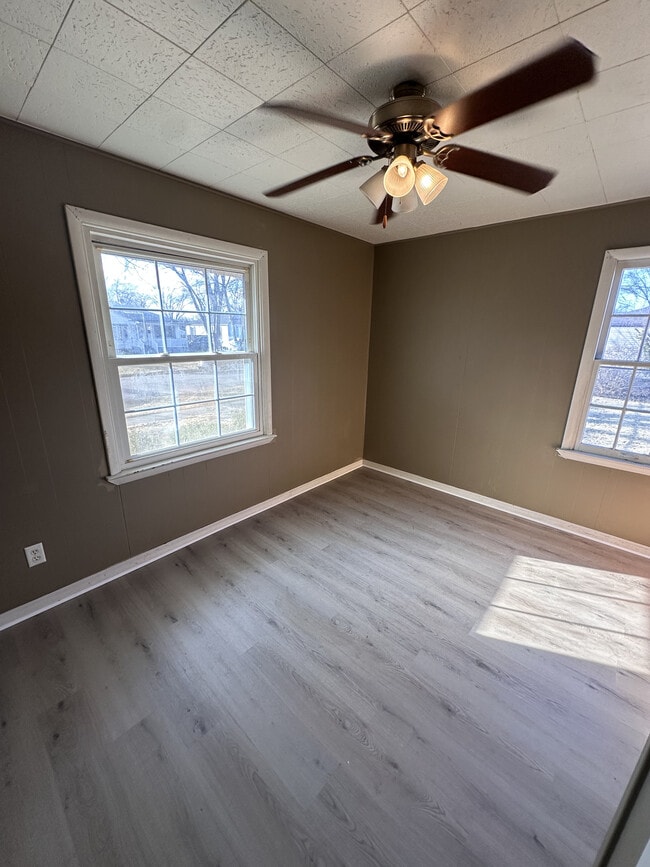 Building Photo - 325 N Cavender St