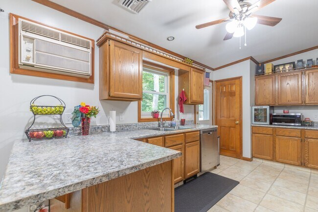 Building Photo - Spacious 4 Bedroom Single Family