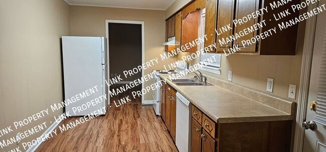 Building Photo - This 2 bedroom Duplex w/laundry room in Ea...