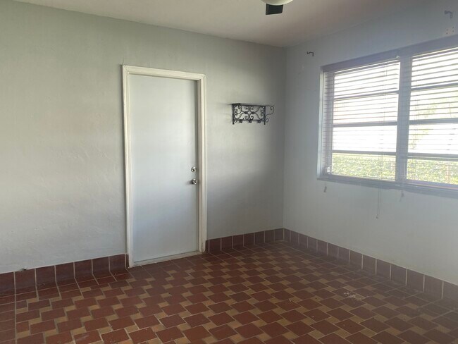 Building Photo - 321 Catalonia Ave