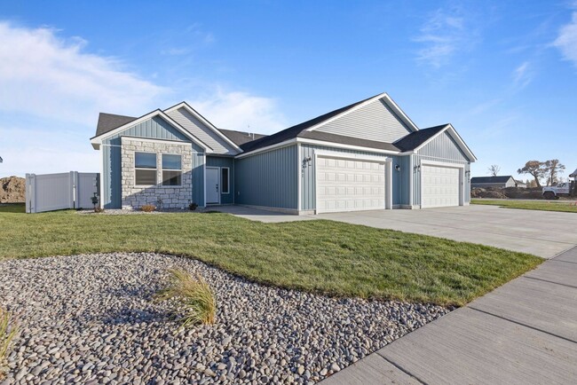 Building Photo - LEASE TAKE OVER PLEASE CALL TENANTS BRITTNEY 480-868-7733 OR Gunner Norton 480-450-0666 -FOR THIS...