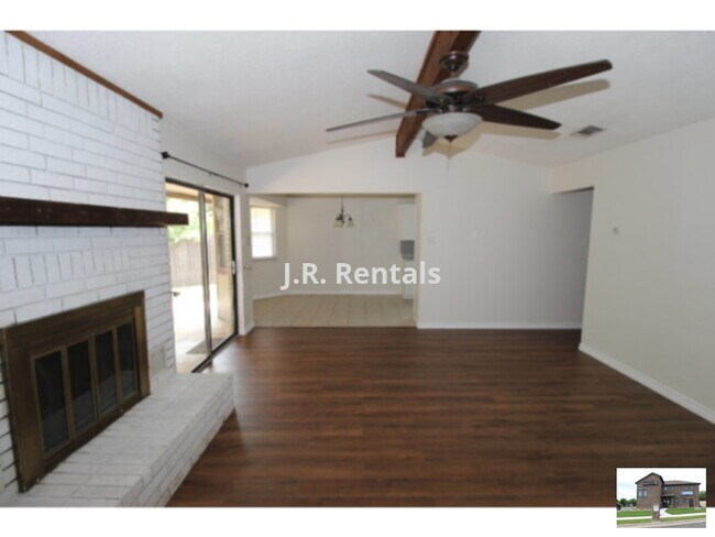 Building Photo - 2625 Phyllis Dr