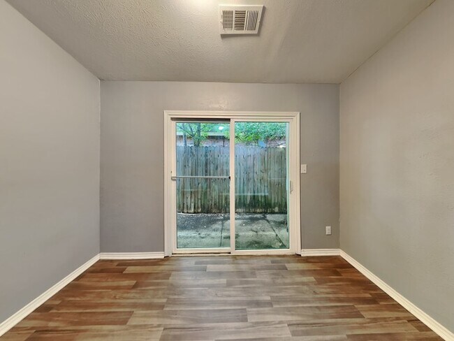 Foto del edificio - 2405 Cripple Creek Dr
