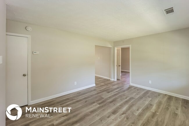 Foto del edificio - 8143 Huntington Dr